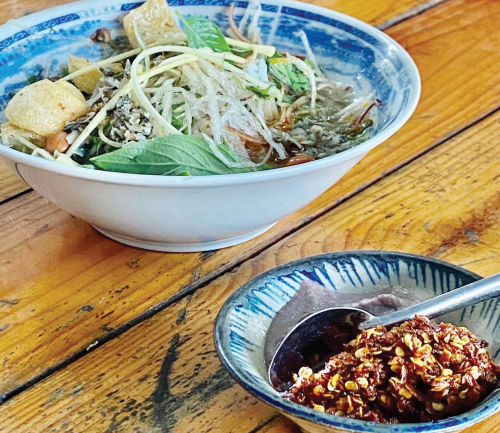 Cơm hến, món ăn quen thuộc của người Huế. Ảnh: D. Trương